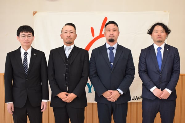 （左から）田中農政文教部長、浅沼会計、三井委員長、湯本生産部長
