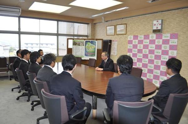 写真中央：中野市池田市長